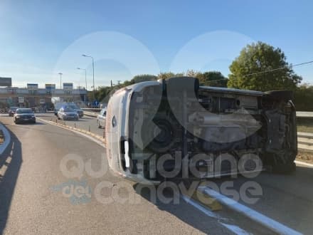 TANGENZIALE TORINO - Tre incidenti in pochi minuti, caos e code chilometriche. A Volpiano furgone ribaltato al casello - FOTO