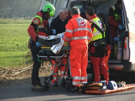 FORNO - Si schianta con l'auto contro un muro: ragazzo ferito