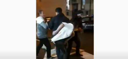 BORGARO - Assembramento davanti al bar, carabinieri aggrediti: il video finisce sui social. Una donna denunciata - VIDEO