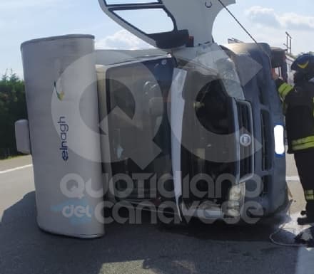 IVREA - Camper si ribalta sull'autostrada Torino-Aosta: marito e moglie feriti trasportati in ospedale - FOTO