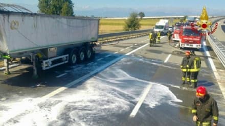 AUTOSTRADA A4 - A fuoco camion di pile: bravi i pompieri - FOTO