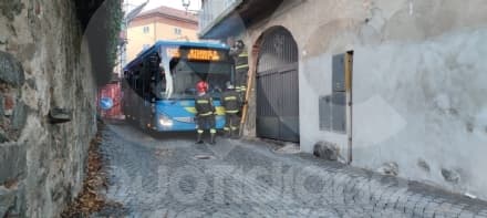 AGLIE' - Pullman incastrato in centro: intervento di vigili del fuoco e carabinieri - FOTO