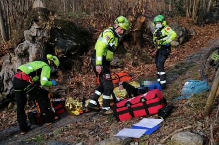 ANDRATE - Ciclista belga cade a terra e sbatte la faccia sul selciato: ricoverato all'ospedale di Ivrea