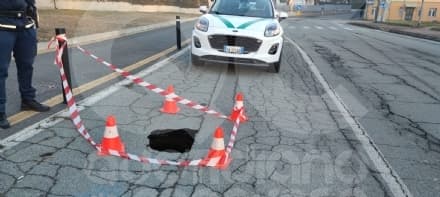 RIVAROLO - Cede l'asfalto, voragine in via Bicocca - FOTO