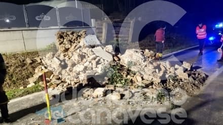 AUTO CONTRO CINGHIALE - Terzo incidente in quattro giorni in Canavese: automobilista ferito, abbattuta cappella votiva