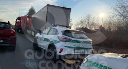 RIVAROLO CANAVESE - Lunghe code sulla 460 per due camion bloccati nel fango di fronte al Lidl