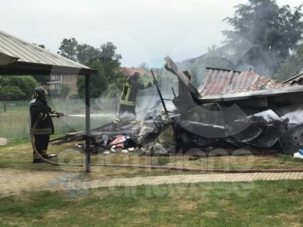 CASTELLAMONTE - Auto a fuoco, crolla il garage. Intervento dei vigili del fuoco - FOTO e VIDEO