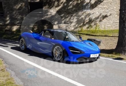 CERESOLE REALE - Una McLaren a spasso sulla strada che porta al Nivolet - FOTO