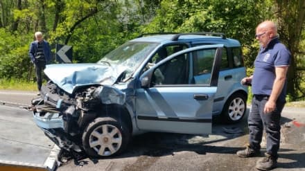 PONT CANAVESE - Incidente auto contro pullman: una donna ferita