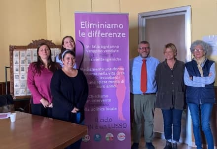 LEINI' - Il ciclo non è un lusso: assorbenti gratis nelle scuole