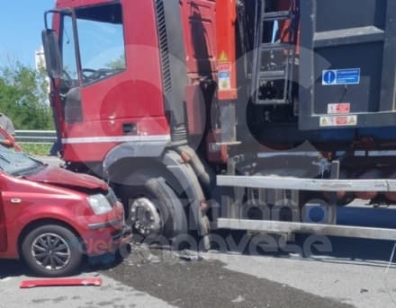 RAFFICA DI INCIDENTI - Auto contro camion a Chivasso e sulla tangenziale di Torino. A Verolengo camion ribaltato - FOTO