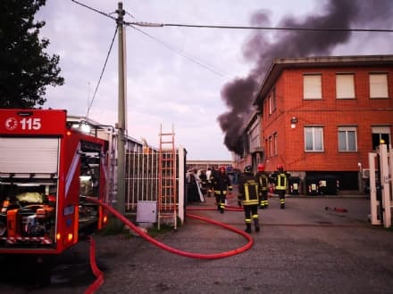 LEINI - Incendio azienda: si sprigiona colonna di fumo nero - FOTO