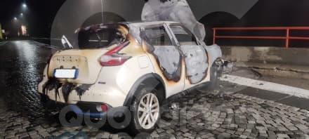 IVREA - Auto prende fuoco dopo lo schianto contro il muro: intervento dei vigili del fuoco - FOTO
