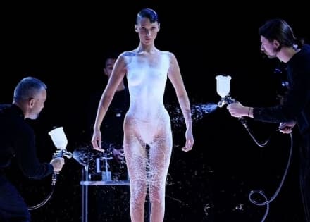 GLAMOUR – Bella Hadid inaugura l’era dello spray-dress