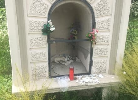 RIVAROSSA - Idioti devastano il pilone votivo vicino al Malone