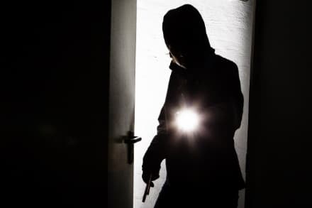 BUSANO - Ladri acrobati: passano dal tetto per derubare l'azienda di ricambi auto