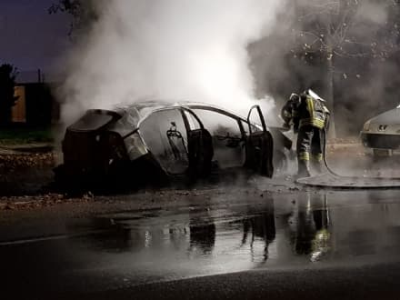 RIVAROLO - Auto distrutta dalle fiamme in via Bicocca: incendio domato dai vigili del fuoco - FOTO