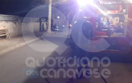 CUORGNE' - Auto si schianta in via Matteotti e abbatte il muro di cinta di una proprietà - FOTO