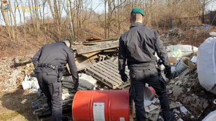 CHIVASSO - Scoperta dalla guardia di finanza una maxi discarica abusiva di rifiuti pericolosi e lastre di amianto - FOTO e VIDEO