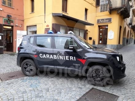 CUORGNE' - Pacco «sospetto» davanti alla sede elettorale di Pianasso: era spazzatura. Intervento dei carabinieri - FOTO