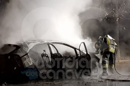 SAN CARLO CANAVESE - Auto a fuoco nel parco delle Vaude
