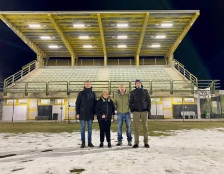 PONT CANAVESE - Si illumina di una nuova luce il campo sportivo
