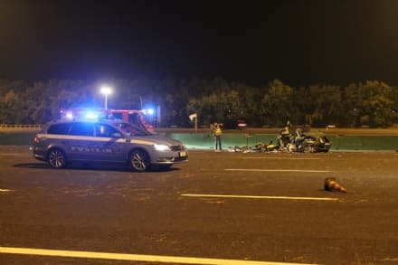 AUTOSTRADA TORINO-MILANO - Due morti: camion pirata travolge auto. Famiglia distrutta - VIDEO e FOTO
