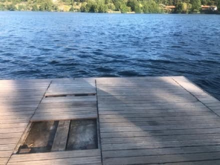 CHIAVERANO - Vandali sfasciano la piattaforma del lago Sirio. Il Comune costretto a chiuderla: «Imbecilli ne abbiamo?»