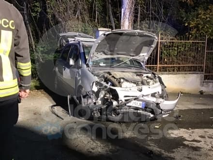 FORNO CANAVESE - Auto si schianta contro il muro di una casa sulla circonvallazione - FOTO