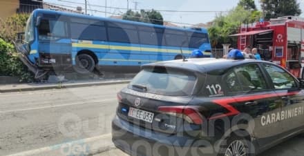 FAVRIA - Pullman contro auto: il momento dell'incidente registrato dalle telecamere di videosorveglianza - VIDEO