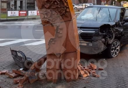 CASTELLAMONTE - Auto si schianta contro l'Arco di Pomodoro: danneggiato il monumento della città - FOTO e VIDEO