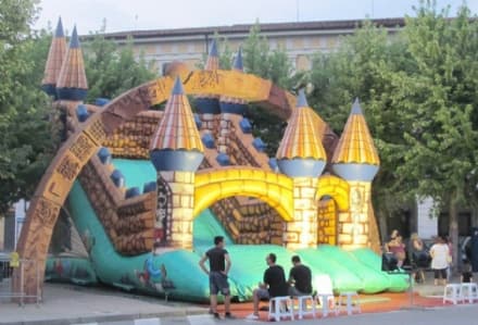 CASTELLAMONTE - L'arco di Pomodoro «mangiato» dal gonfiabile
