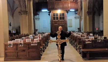 RIVARA - Coronavirus, Don Riccardo celebra Messa davanti ai selfie inviati dai parrocchiani