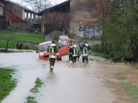 ALLERTA ROSSA MALTEMPO - Esondano le rogge, acqua sulle strade: una donna soccorsa a Rivarolo. A Chiaverano 40 persone evacuate - FOTO