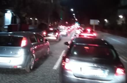 IVREA - Traffico record, città nel caos: gli eporediesi furenti