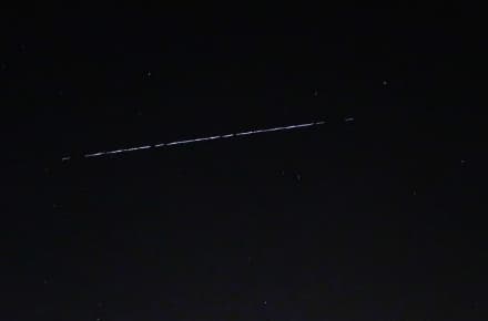 CANAVESE - Scia luminosa attraversa il cielo notturno ma non è il «trenino» degli alieni