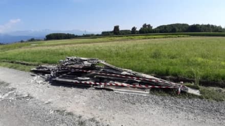 BAIRO - Maiali in azione scaricano pericolose lastre di eternit in mezzo ai prati - FOTO