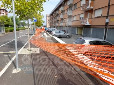 CUORGNE' - Le barriere del cantiere crollano sul marciapiede - FOTO
