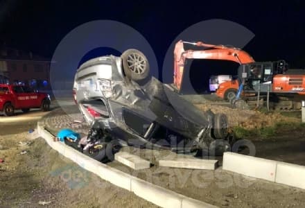 CALUSO - Incidente mortale nella notte. Donna di Ivrea sbalzata fuori dall'abitacolo: morta sul colpo. Grave il figlio