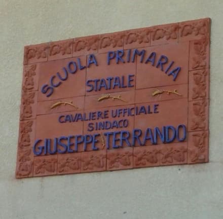 PERTUSIO - La scuola intitolata all'ex sindaco Terrando