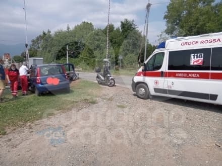 SALASSA-SAN PONSO - Perde il controllo della Panda e si schianta contro le barriere del passaggio a livello - FOTO