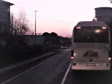 VALPERGA - Il passaggio a livello resta bloccato: il traffico va in tilt