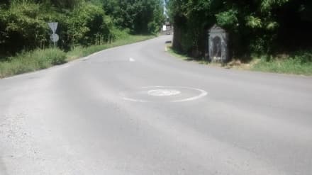 PERTUSIO - La rotonda è invisibile: ennesimo incidente all'incrocio