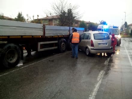 SALASSA - Camion contro auto: paura sulla provinciale - FOTO