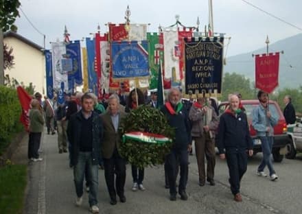 IVREA - Vandali danneggiano la lapide dei partigiani