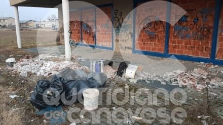 RIVAROLO CANAVESE - Degrado e spazzatura abbandonata a Pasquaro - FOTO