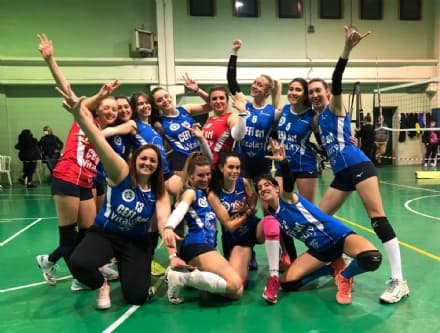 CUORGNE' - Alle ragazze dell'Alto Canavese Volley il derby col Volpiano, in Serie B i biancoblù ko a La Spezia