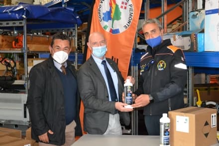 CUORGNE' - Azienda dona flaconi di liquido igienizzante ai volontari Aib