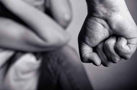 TORRAZZA - «Sono gay»: il padre lo picchia. Lo sdegno dell'Arcigay