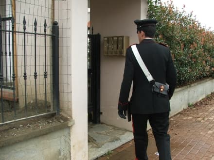 CASTELLAMONTE - Sente i ladri, prende la pistola e spara: terrore in via Castello